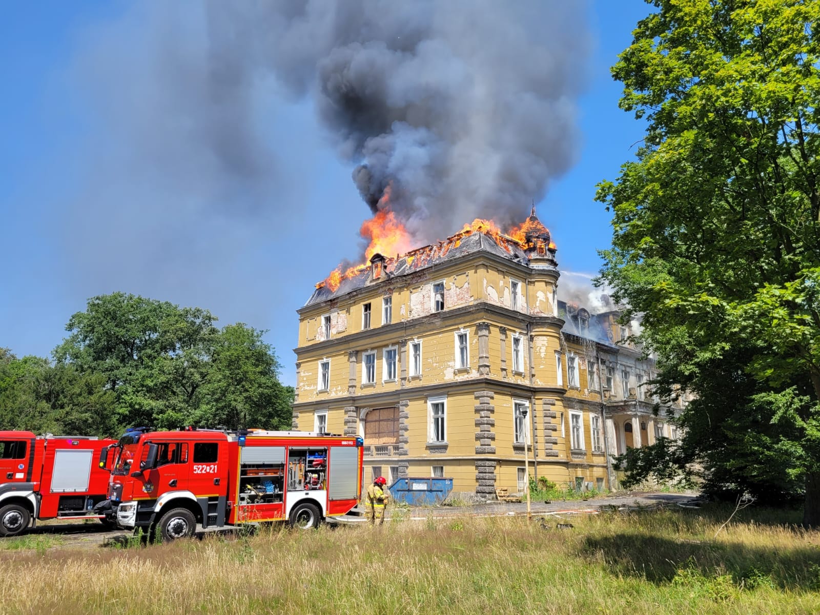 Pożar pałacu pod Wrocławiem. Cały dach w płomieniach
