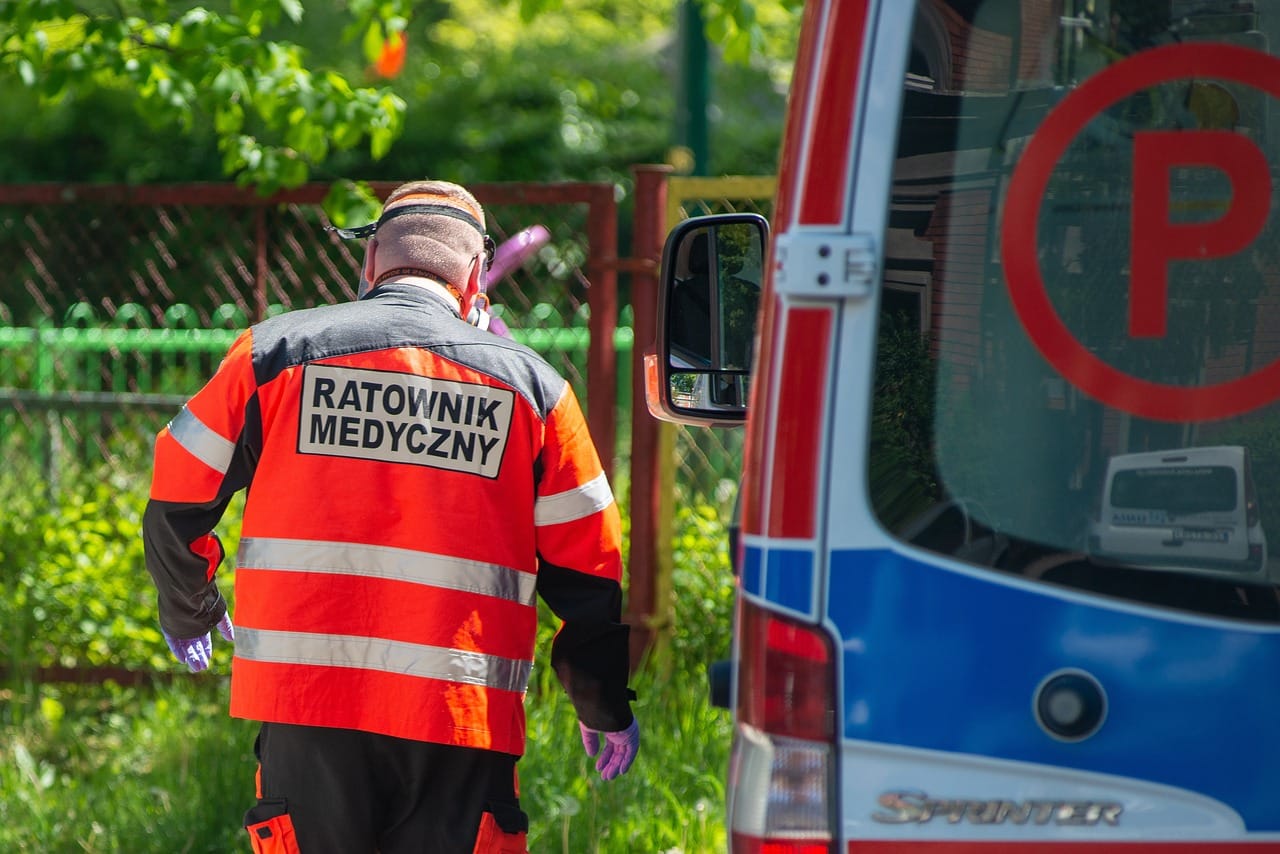 Tragedia nad Huczwą. 27-latek skoczył do wody i uderzył w betonowy przepust