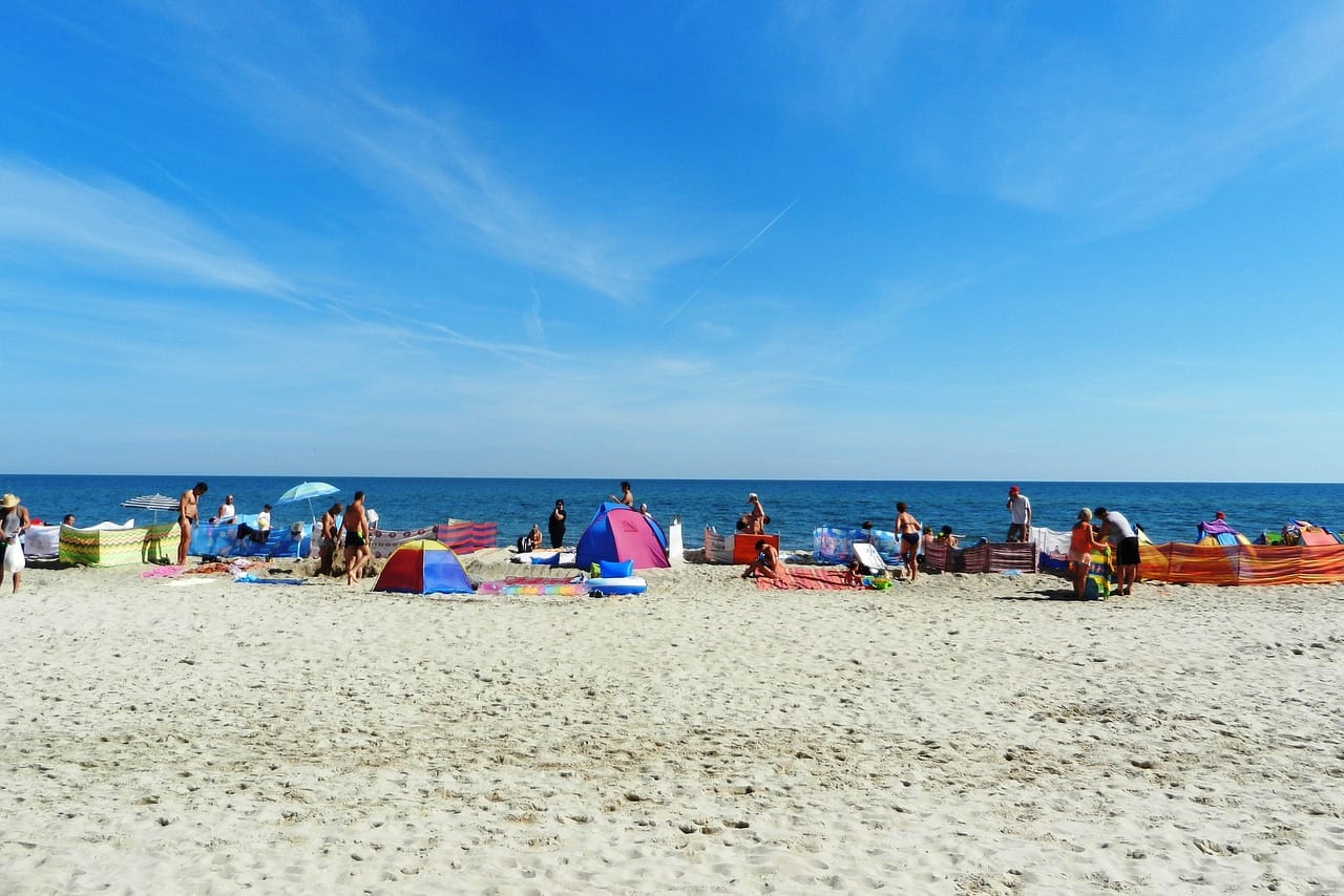 Nad morzem bez koszulki? Możesz zapłacić ogromny mandat!