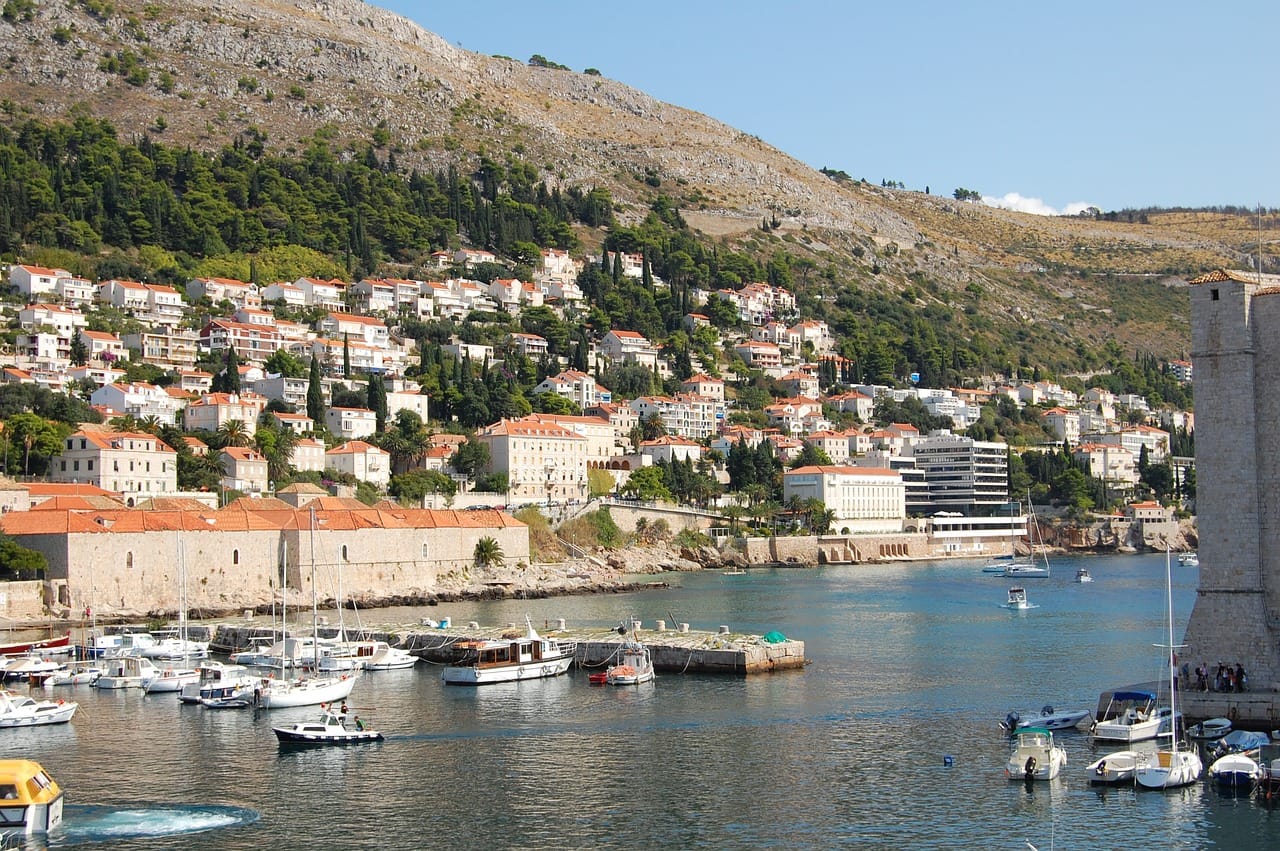 Woda w morzu jak w wannie. Turyści zmuszeni do pozostania w hotelach