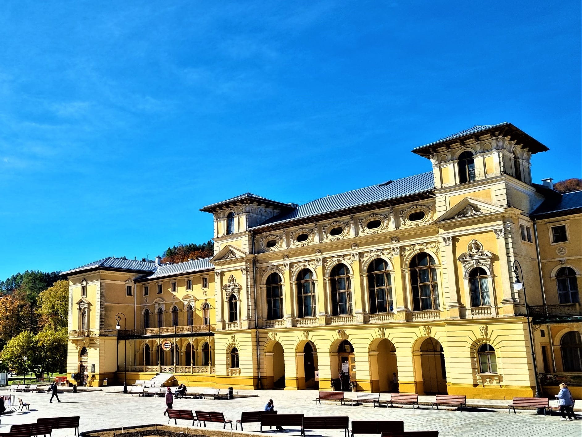 Nowa perła Krynicy-Zdroju otwarta. Zobacz nowy amfiteatr za 20 milionów