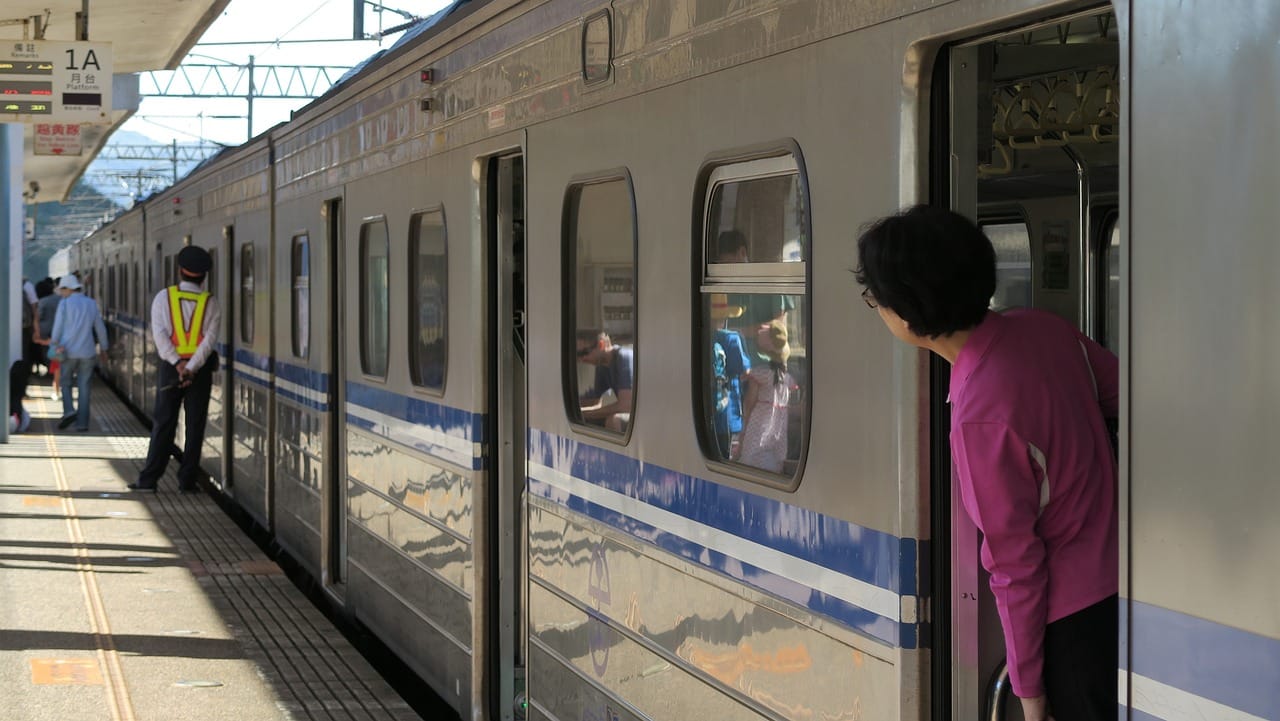 Emerycie, ten jeden błąd może kosztować Cię mandat w pociągu. Dowiedz się, jak go uniknąć