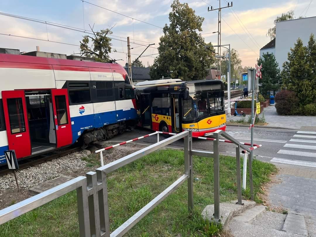Pociąg zderzył się z autobusem miejskim. Ucierpiało kilka osób