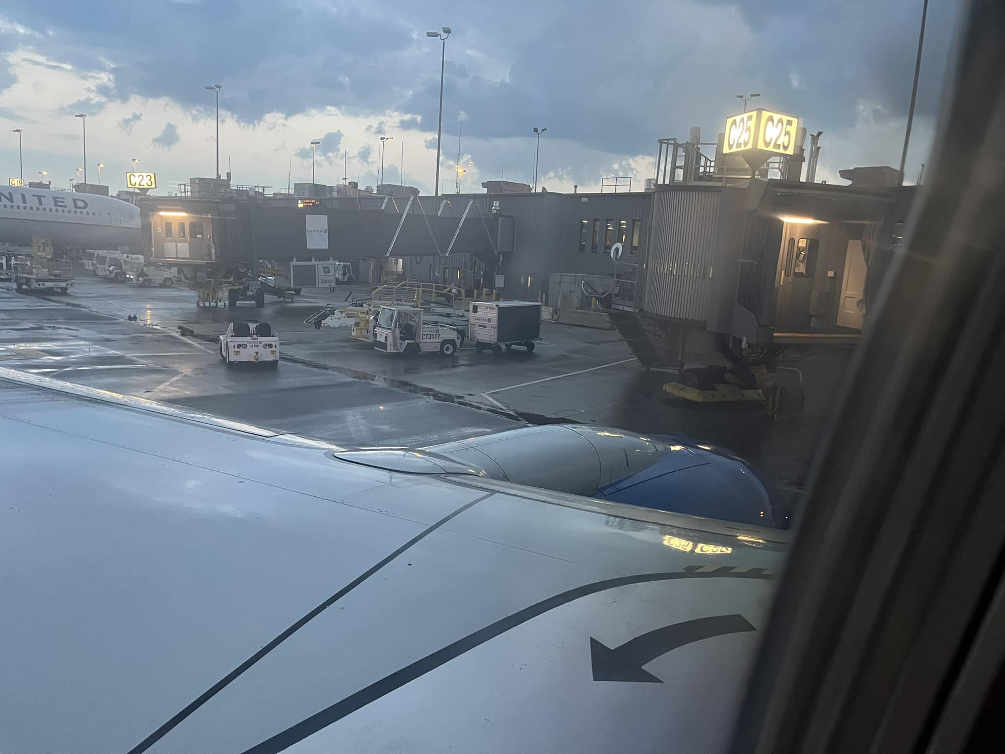 Reporter TVN relacjonuje pechowy lot. “Dzieci płaczą, dorośli klną”