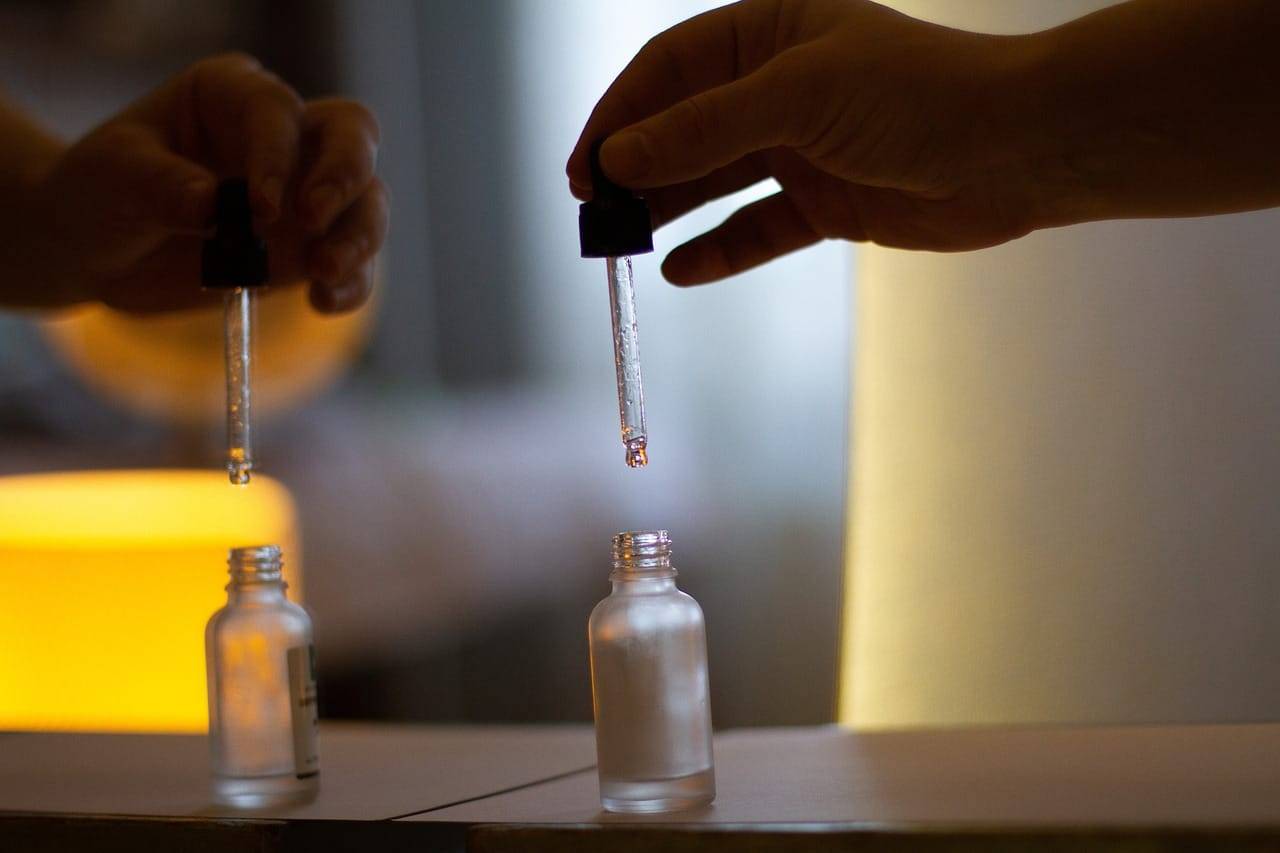 Podróże lotnicze a limity płynów. Co warto wiedzieć przed wylotem?