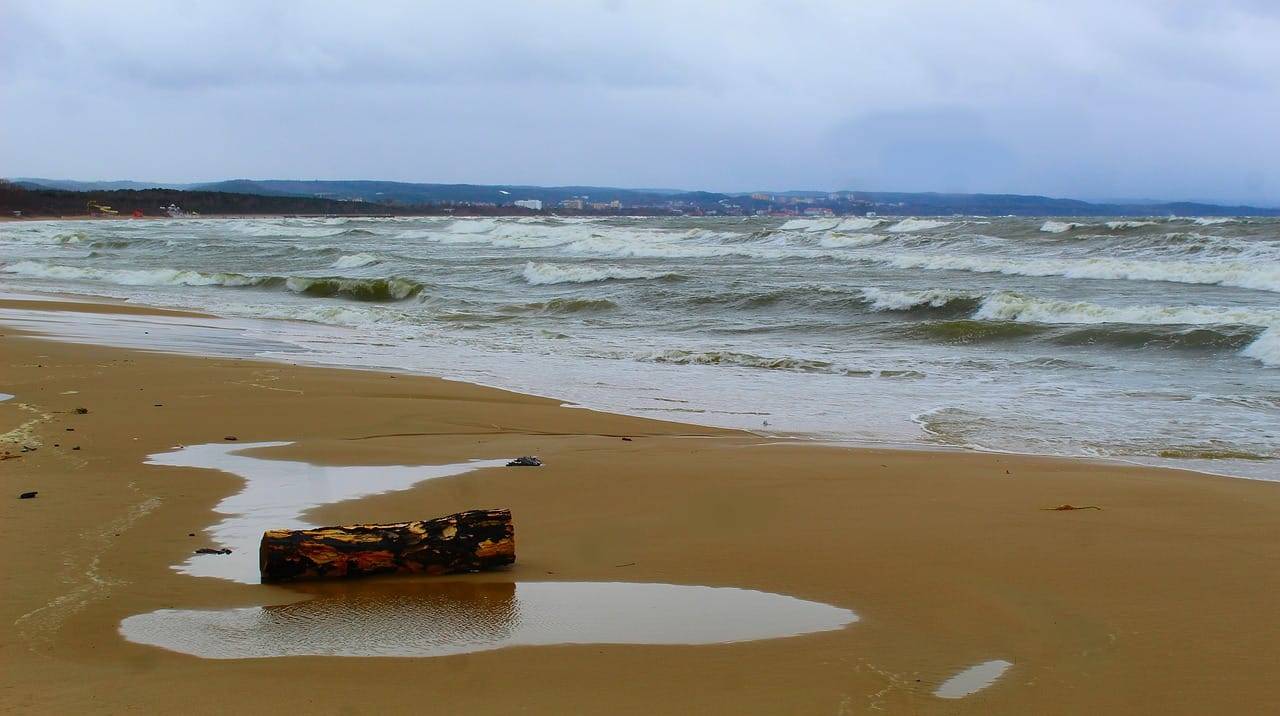 Dramat na Bałtyku. Łódź rybacka przewrócona, trwa walka o życie rybaka