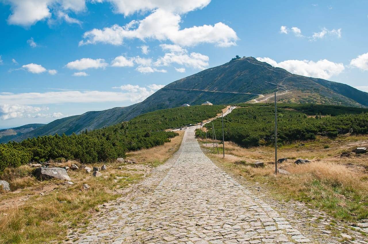 Szokujące zachowanie na Śnieżce. Turystka z dzieckiem ukarana mandatem
