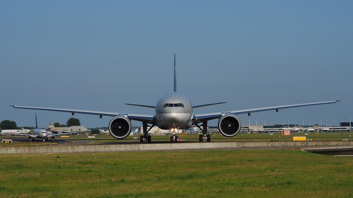 Szokująca historia. Musiała lecieć z nie swoim dzieckiem na kolanach